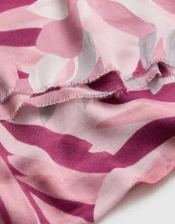 Foulard motif floral rose
