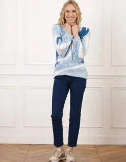 Pull duveteux bleu motif